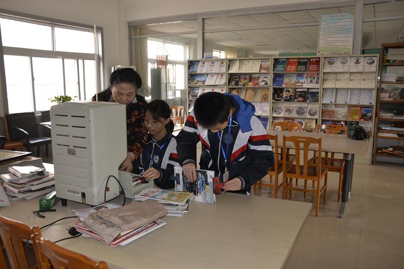 缩小.2018-1-20-21菏泽一中学生到图书馆志愿整理图书、报刊，开展志愿者服务 (2).JPG