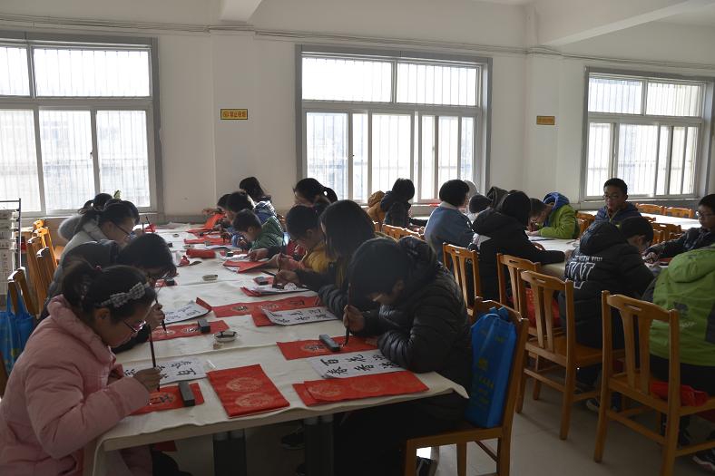 缩小.2018-2-7下午牡丹区图书馆举办“写春联 送祝福”传统文化体验活动（4）.JPG