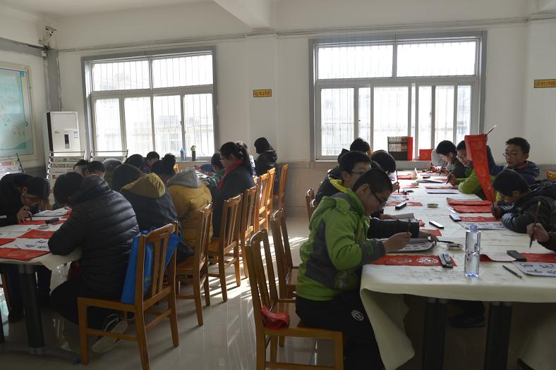 缩小.2018-2-7下午牡丹区图书馆举办“写春联 送祝福”传统文化体验活动（7）.JPG