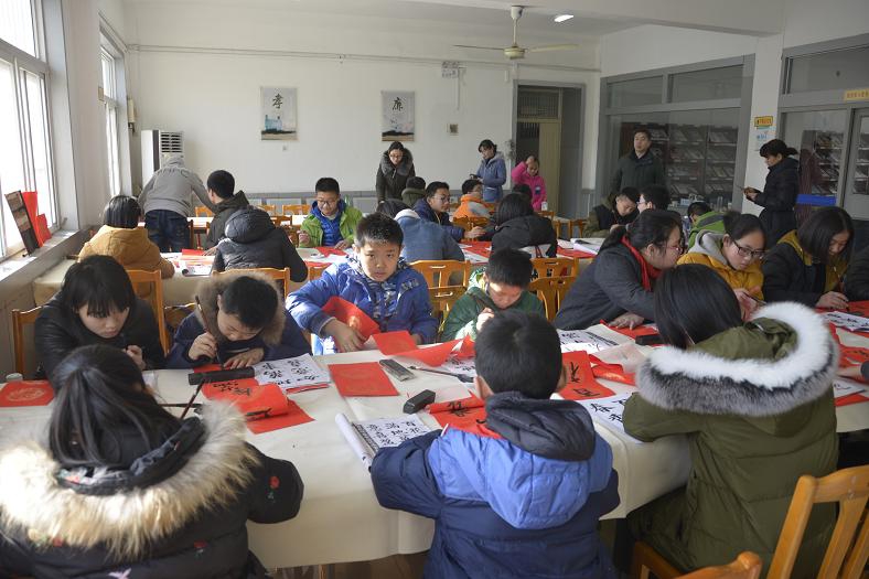 缩小.2018-2-7下午牡丹区图书馆举办“写春联 送祝福”传统文化体验活动（25）.JPG