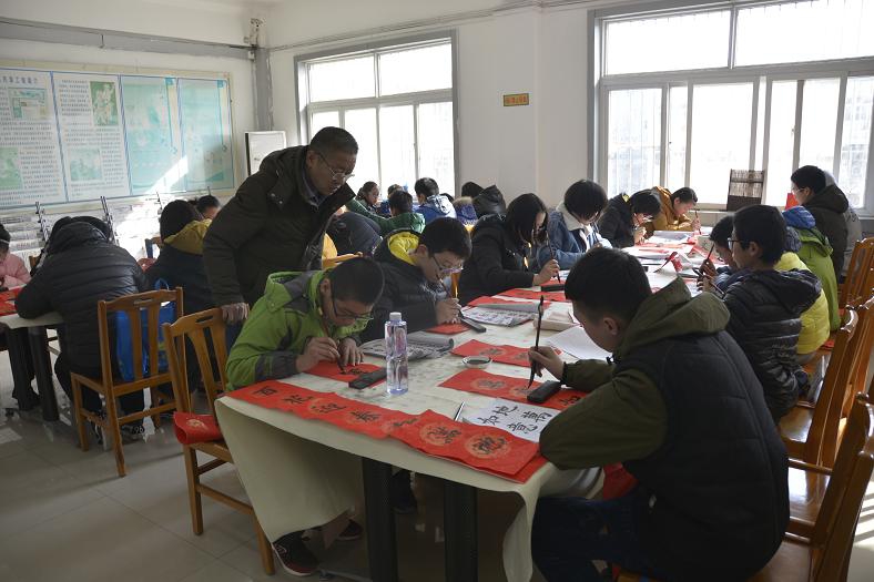 缩小.2018-2-7下午牡丹区图书馆举办“写春联 送祝福”传统文化体验活动（32）.JPG