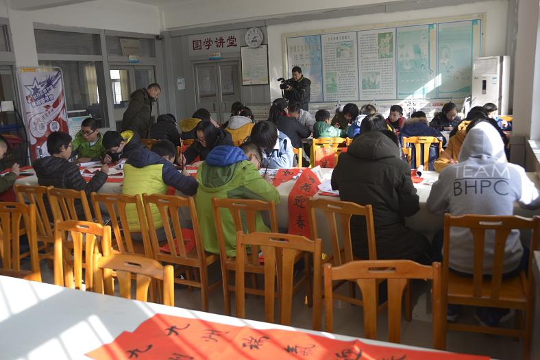 缩小.2018-2-7下午牡丹区图书馆举办“写春联 送祝福”传统文化体验活动（43）.JPG