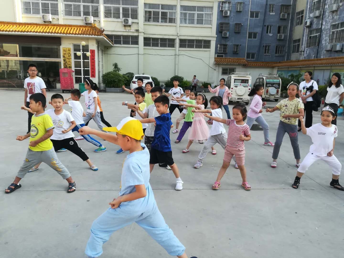 缩小.2018-6-10下午第五期国学亲子诵读班中级班传统文化体验课_中华武术-微信照片 (2).jpg