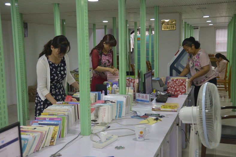 缩小.帮助农家书屋整理加工图书 (5).jpg