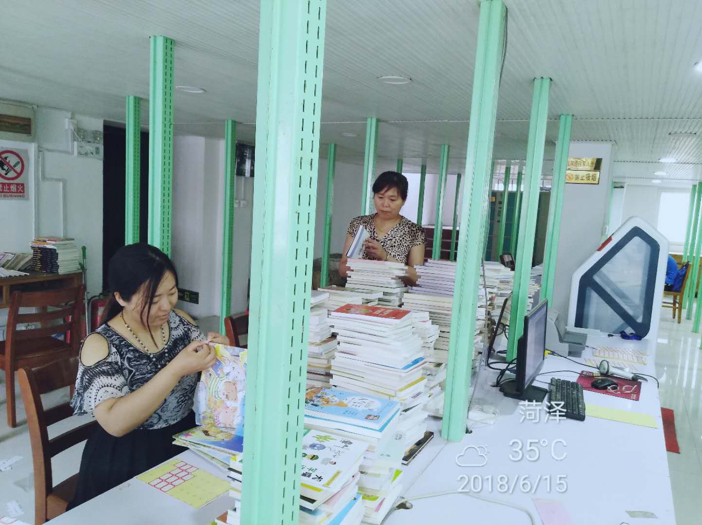 缩小.帮助农家书屋整理加工图书 (6).jpg