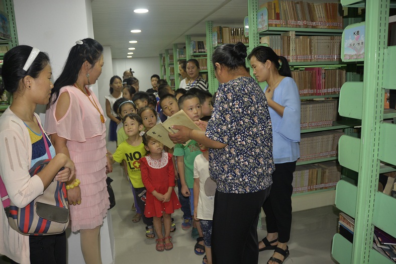 缩小.2018-9-2下午第六期国学经典亲子诵读中级班学员图书馆主题游活动 (24).jpg