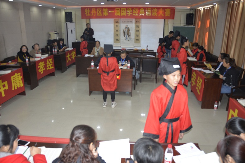 缩小.2018-10-27上午牡丹区图书馆第一届国学经典诵读比赛（32）.jpg