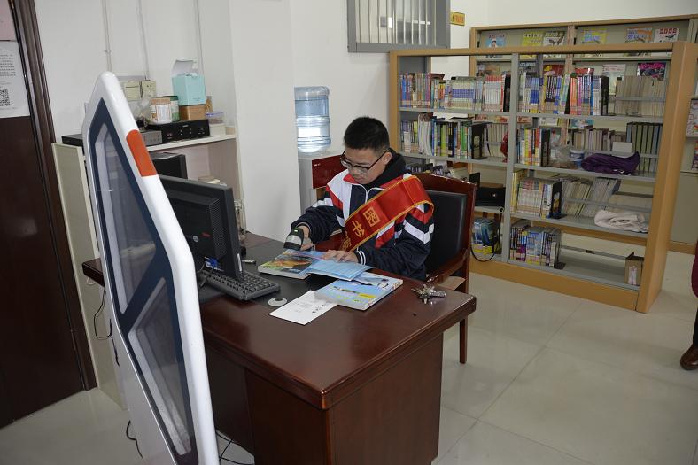 缩小.2019-2-19中学生到牡丹区图书馆开展社会实践活动 (17).JPG