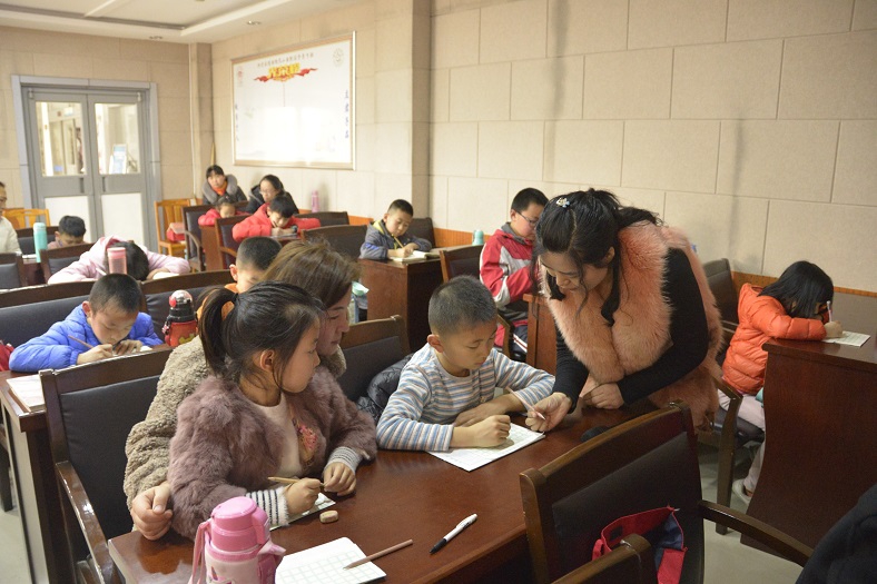 缩小.2019-3-10下午第六期国学经典亲子诵读中级班_《论语》第23讲_传统文化体验课-六端习字法 (9).jpg