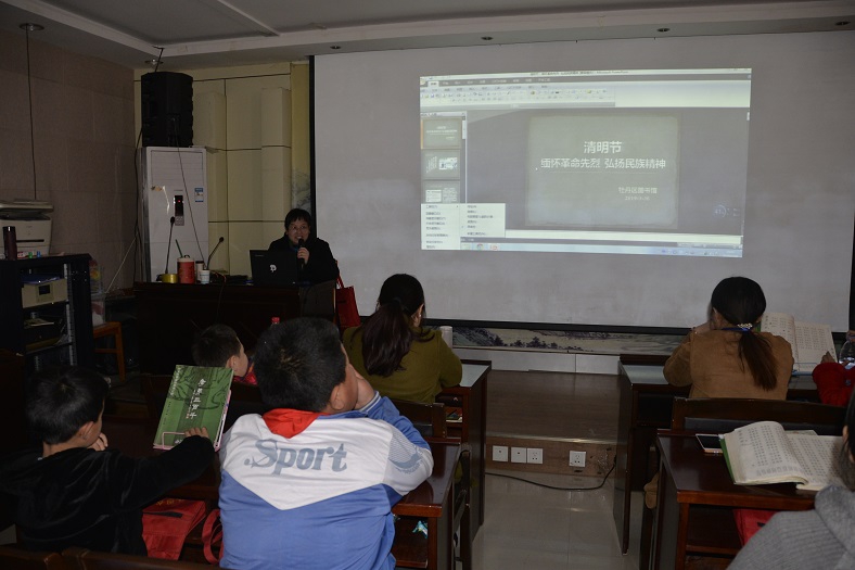 缩小.2019-3-30上午国学经典亲子诵读初级班学习“缅怀革命先烈 弘扬民族精神”讲座 (2).jpg