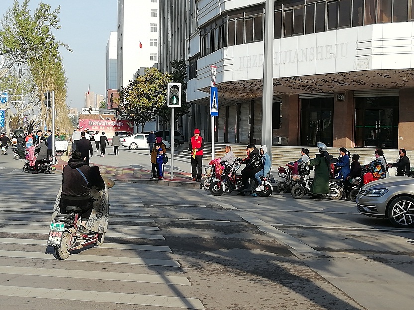 缩小.2019-4-15上午文明交通志愿服务_中华与太原路口 (6).jpg