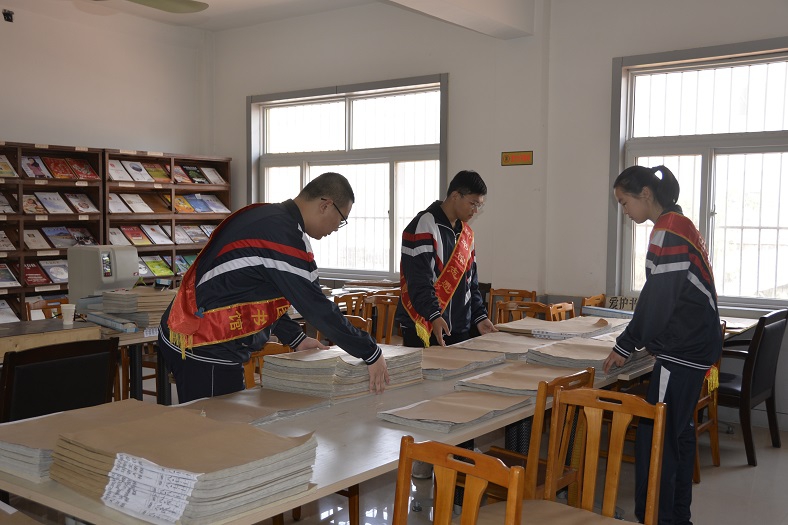 缩小.2019-5-2上午 菏泽一中高二学生到牡丹区图书馆开展社会实践活动 (2).jpg